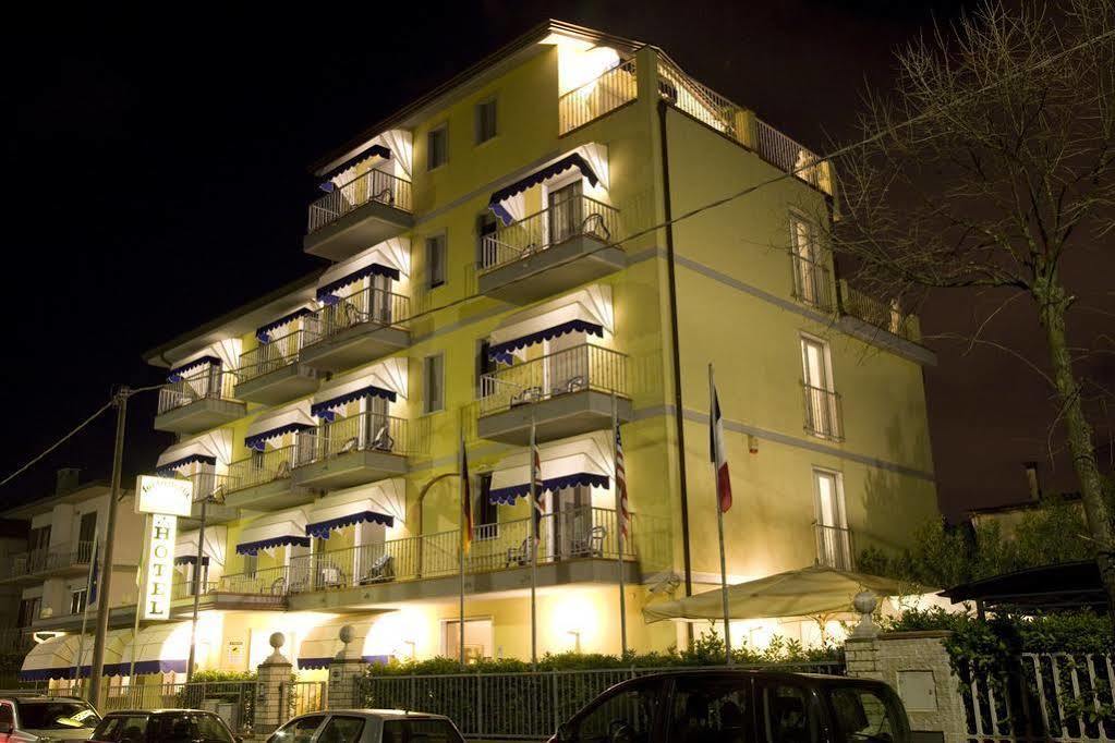 Hotel Fortunella Λίντο ντι Καμαϊόρε Εξωτερικό φωτογραφία
